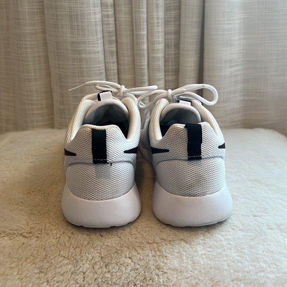 White Nike Roshe Run’s - Picture 3 of 4